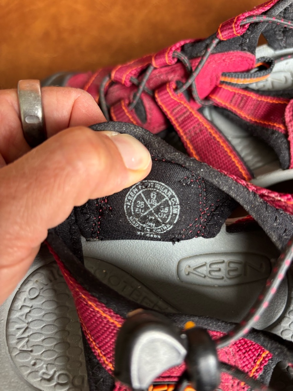 KEEN Newport H2 Outdoor Hiking Sport Water Sandals Red Black Closed Toe US 6 - Picture 5 of 6